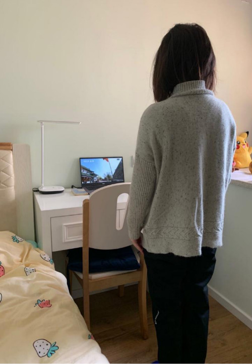 图一 2019级新闻学二班徐惠煜在进行哀悼.jpg 图一 2019级新闻学二班徐惠煜在进行哀悼.jpg