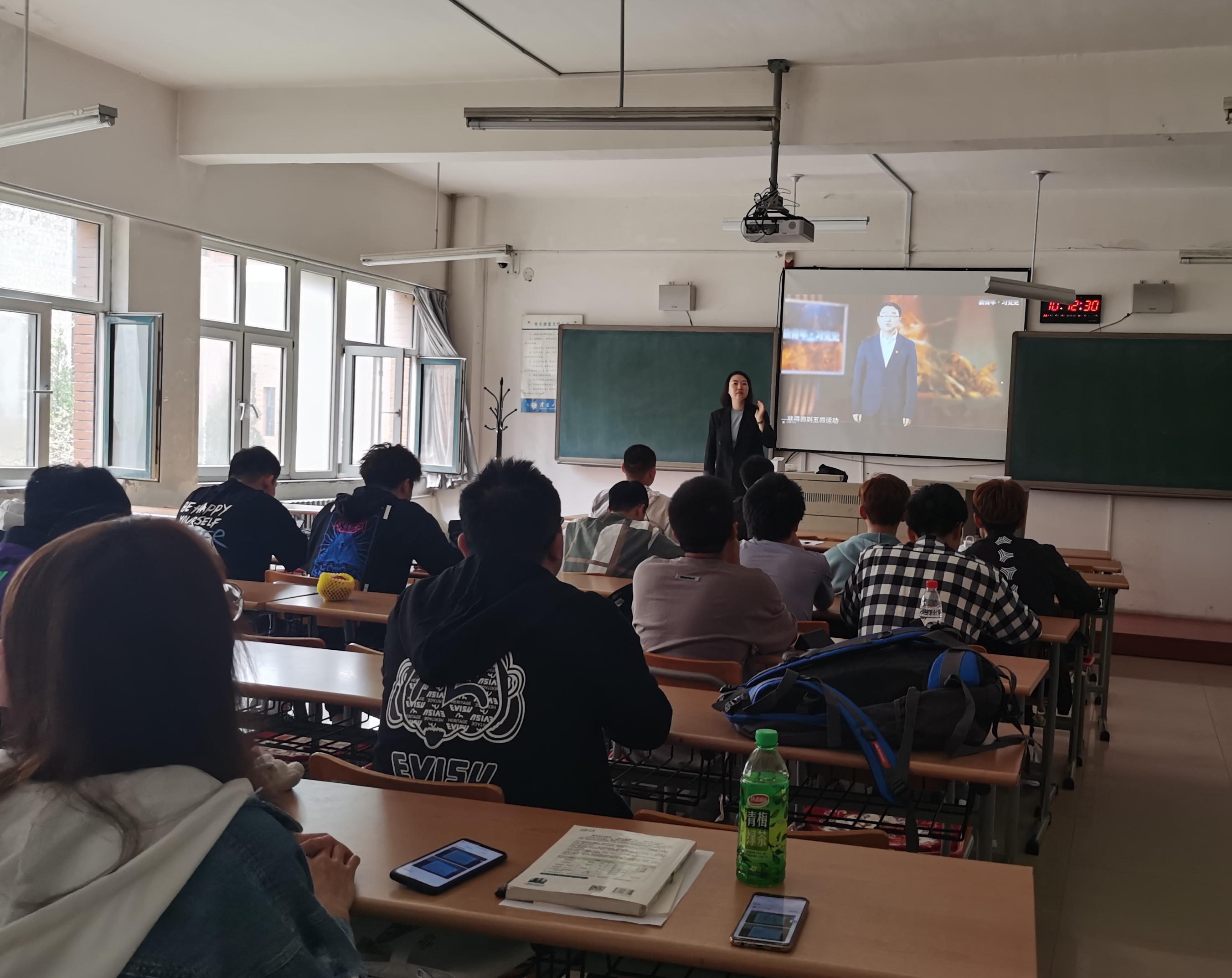 青年创造中国---赵岩老师的课堂.jpg 青年创造中国---赵岩老师的课堂.jpg