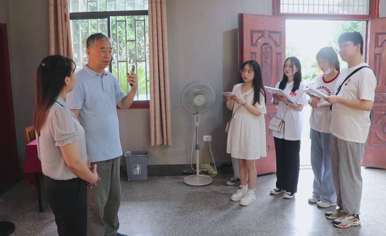 馆长讲故事.jpg 馆长讲故事.jpg