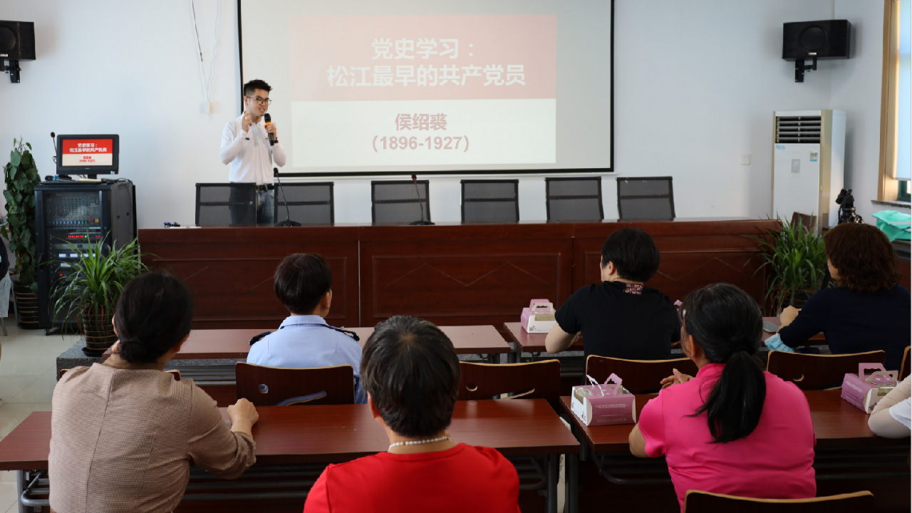 4 朱容池为村民们讲述松江党史故事.jpg 4 朱容池为村民们讲述松江党史故事.jpg