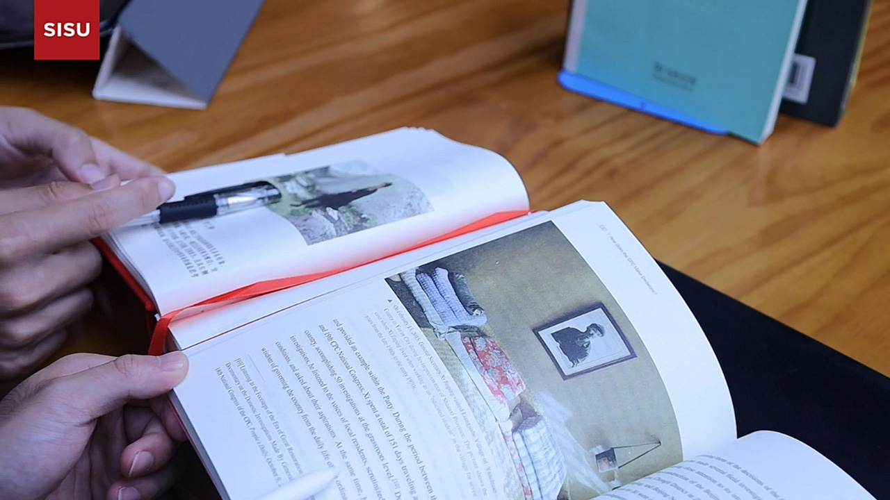 7 队员们理论学习的案头书: 《党史年志》与《中国共产党如何决策》(英文版).jpg 7 队员们理论学习的案头书: 《党史年志》与《中国共产党如何决策》(英文版).jpg