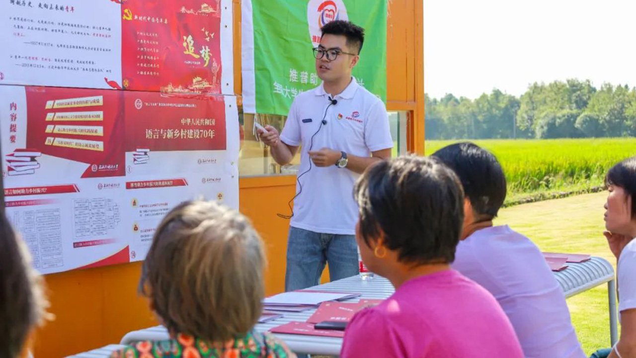 8 朱容池为村民们介绍领袖们的成长经历.jpg 8 朱容池为村民们介绍领袖们的成长经历.jpg