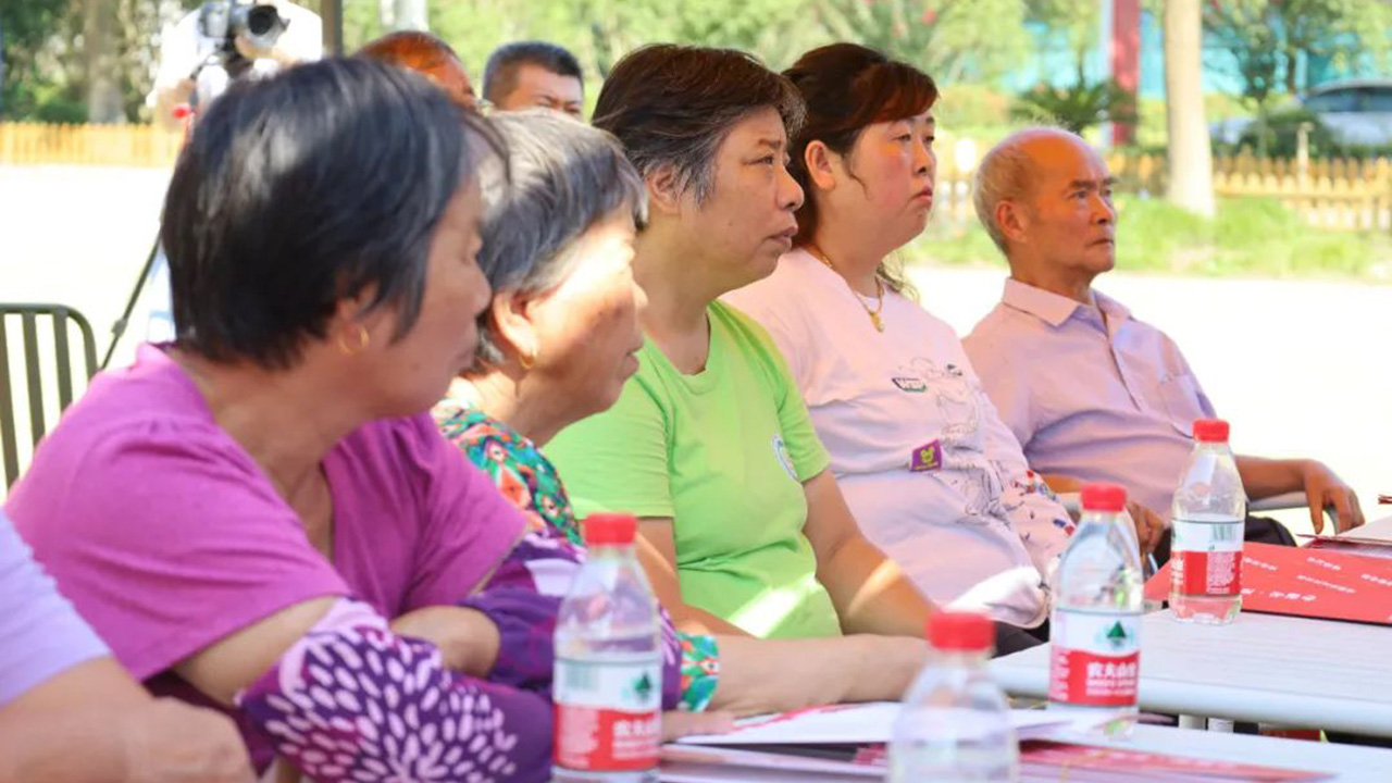 10 腰泾村村民认真倾听上外学子的理论宣讲.jpg 10 腰泾村村民认真倾听上外学子的理论宣讲.jpg