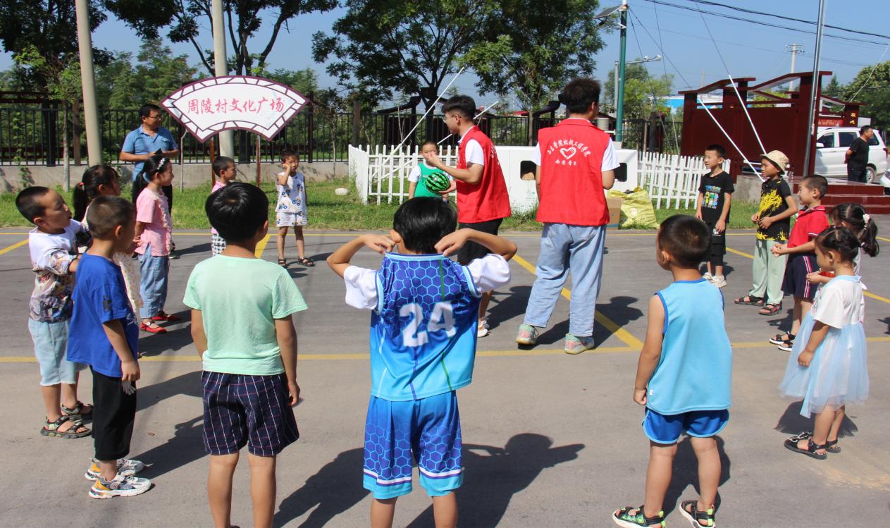 志愿者与孩子们课件游戏.jpg 志愿者与孩子们课件游戏.jpg