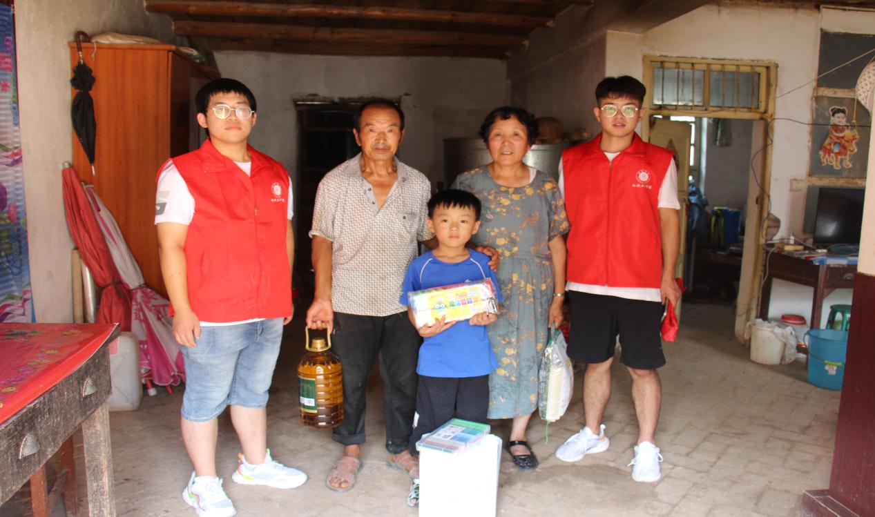 志愿者慰问困难儿童家庭.jpg 志愿者慰问困难儿童家庭.jpg