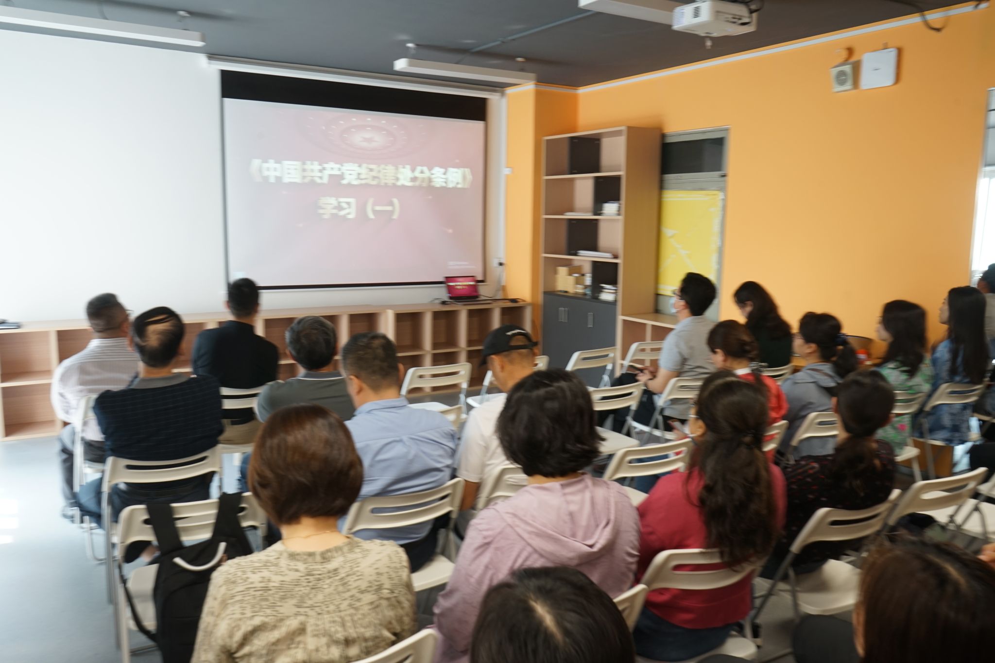 听取辅导报告 听取辅导报告