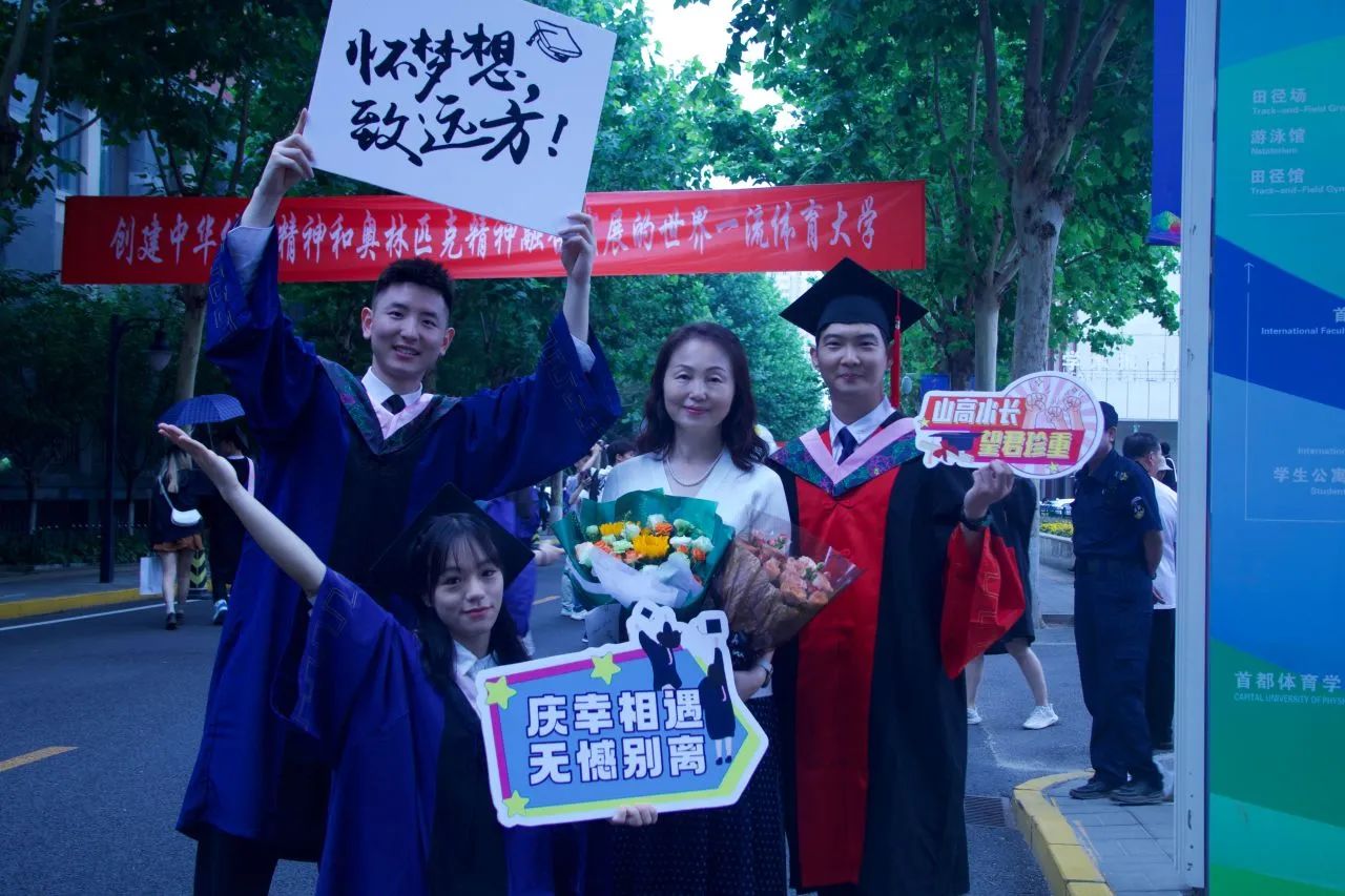 孟涛老师与毕业生 孟涛老师与毕业生