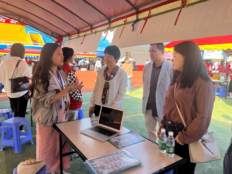 图2 支部党员与某电子商务有限公司招聘人员交流 图2 支部党员与某电子商务有限公司招聘人员交流