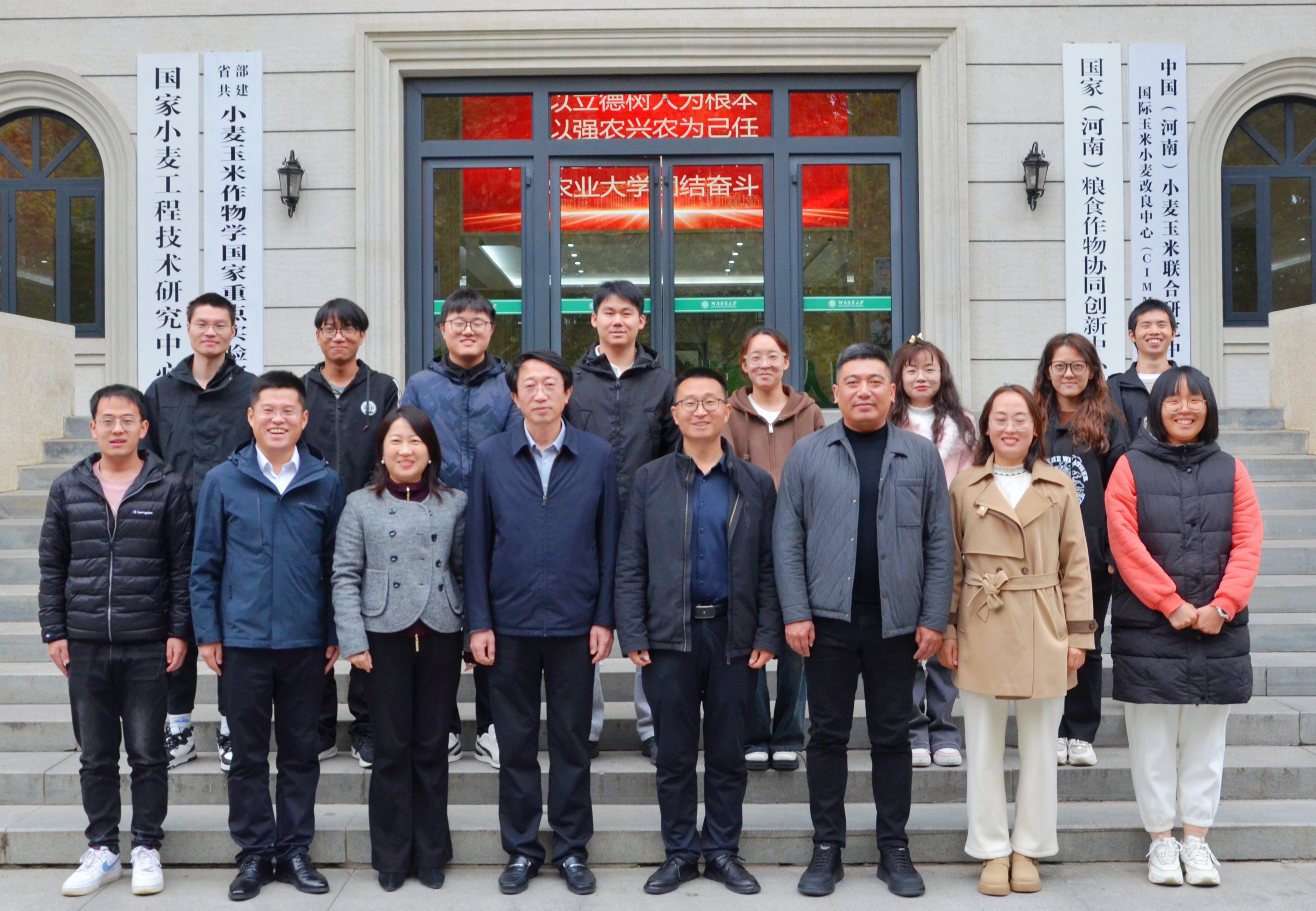 学院一行与联合培养研究生合影 学院一行与联合培养研究生合影