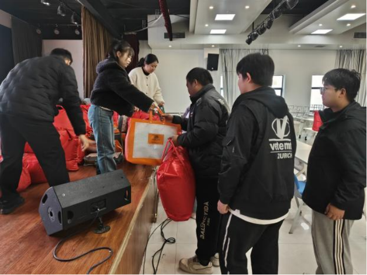 校本部发放现场 校本部发放现场