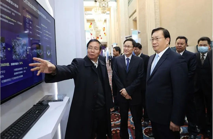 图11 龚健雅院士向湖北省省长王忠林介绍“LuoJiaNET”和“LuoJiaSET” 图11 龚健雅院士向湖北省省长王忠林介绍“LuoJiaNET”和“LuoJiaSET”