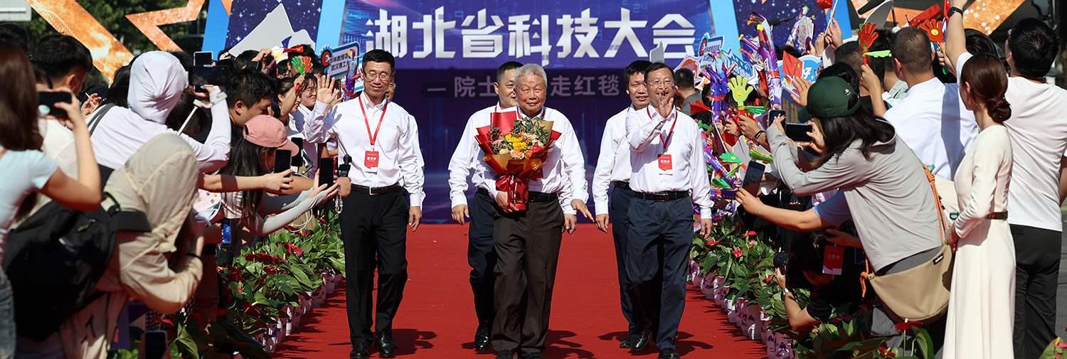 图10 2024年7月,张祖勋院士荣获2023年度湖北省科学技术突出贡献奖 图10 2024年7月,张祖勋院士荣获2023年度湖北省科学技术突出贡献奖