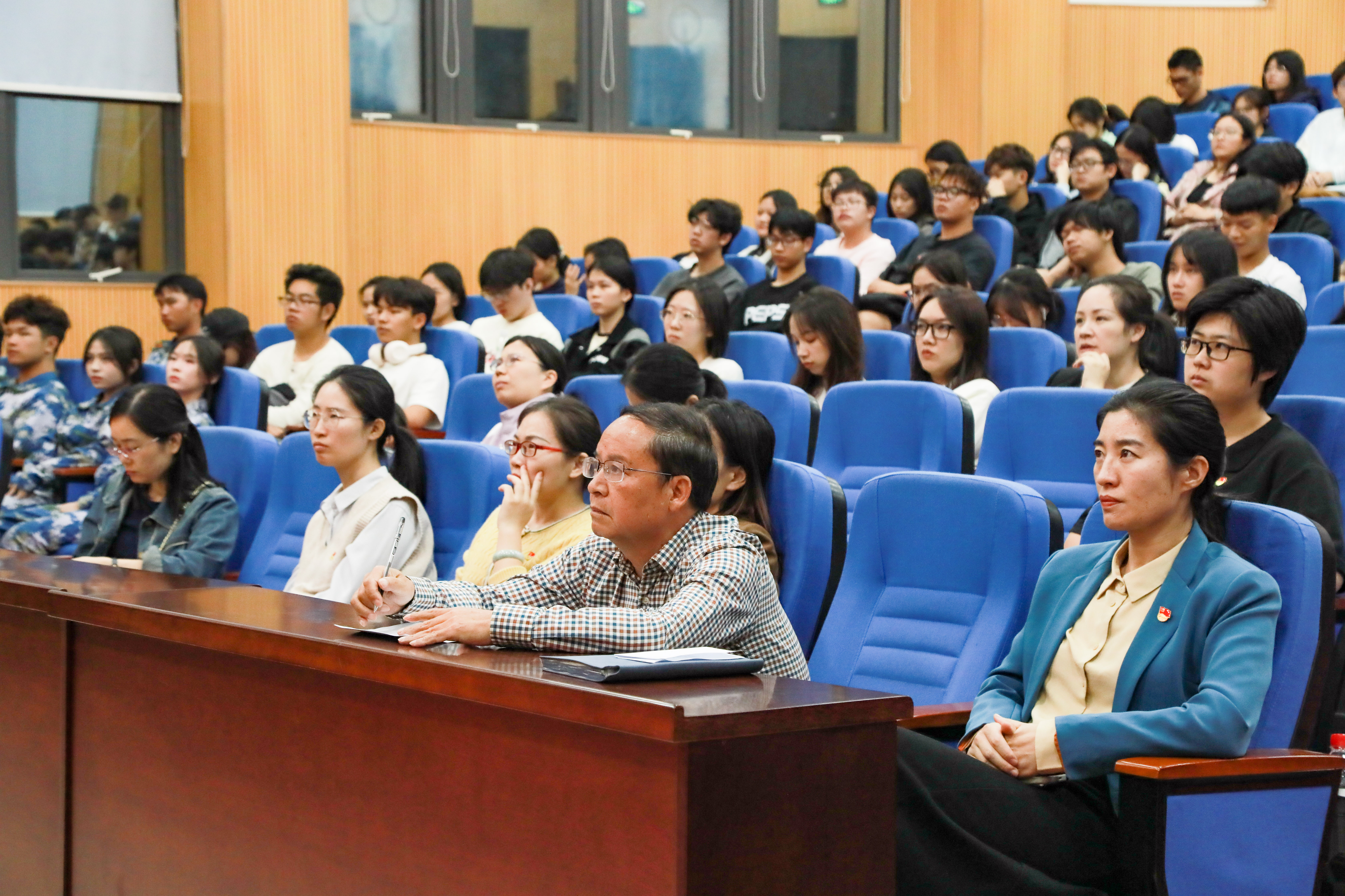 师生认真听课 师生认真听课