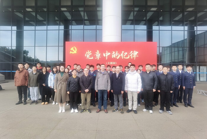 图1 参观学习师生党员合影 图1 参观学习师生党员合影