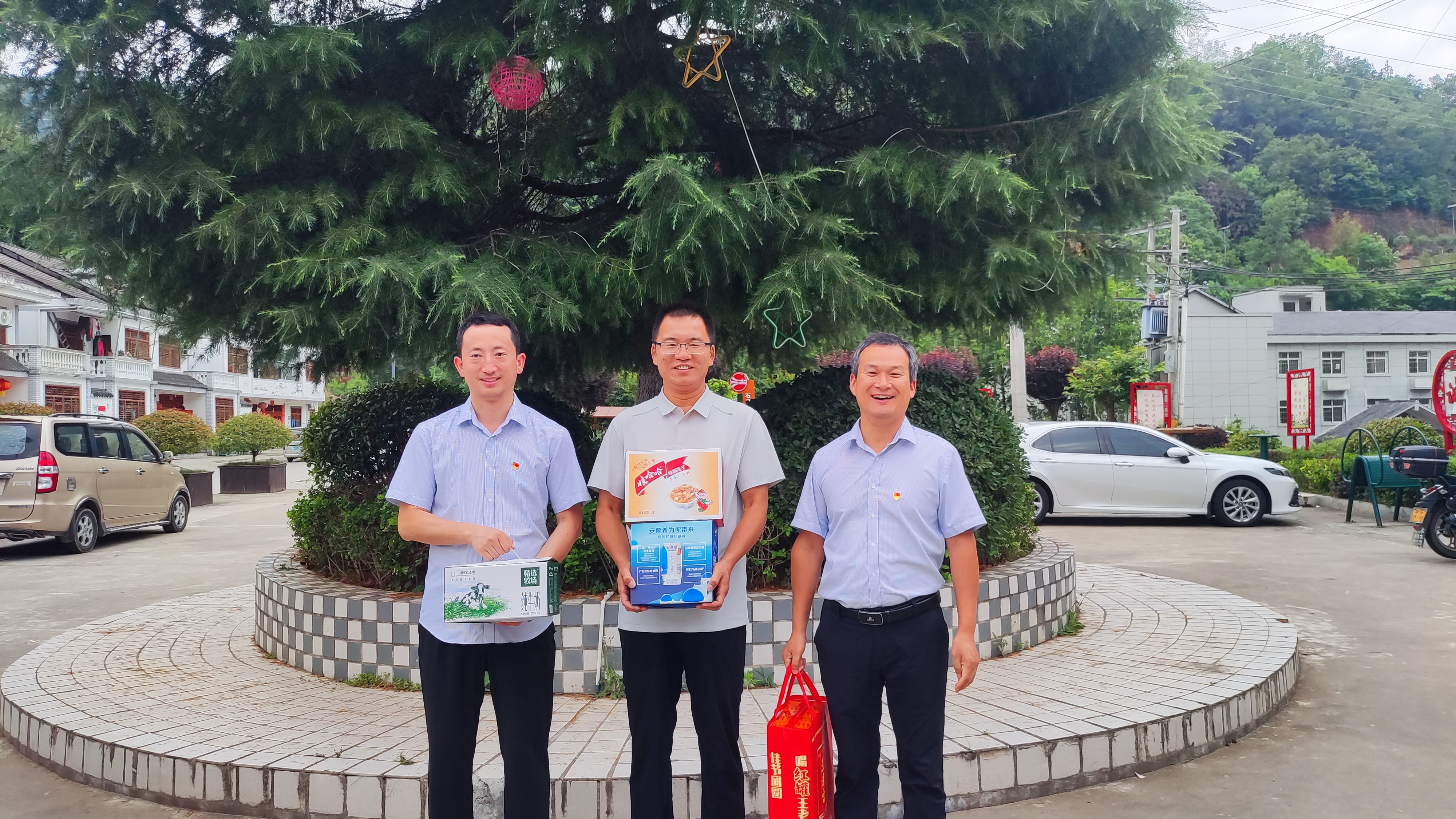 2看望驻村干部 2看望驻村干部