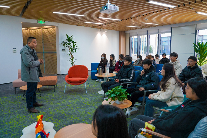 学生参与就业创业沙龙活动 学生参与就业创业沙龙活动