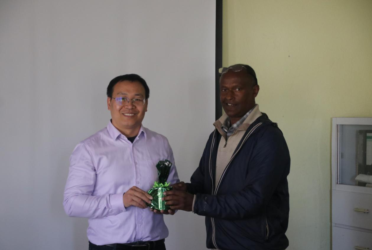 项目专家申飞鹏老师在告别仪式上与载义德司长互赠礼物 项目专家申飞鹏老师在告别仪式上与载义德司长互赠礼物