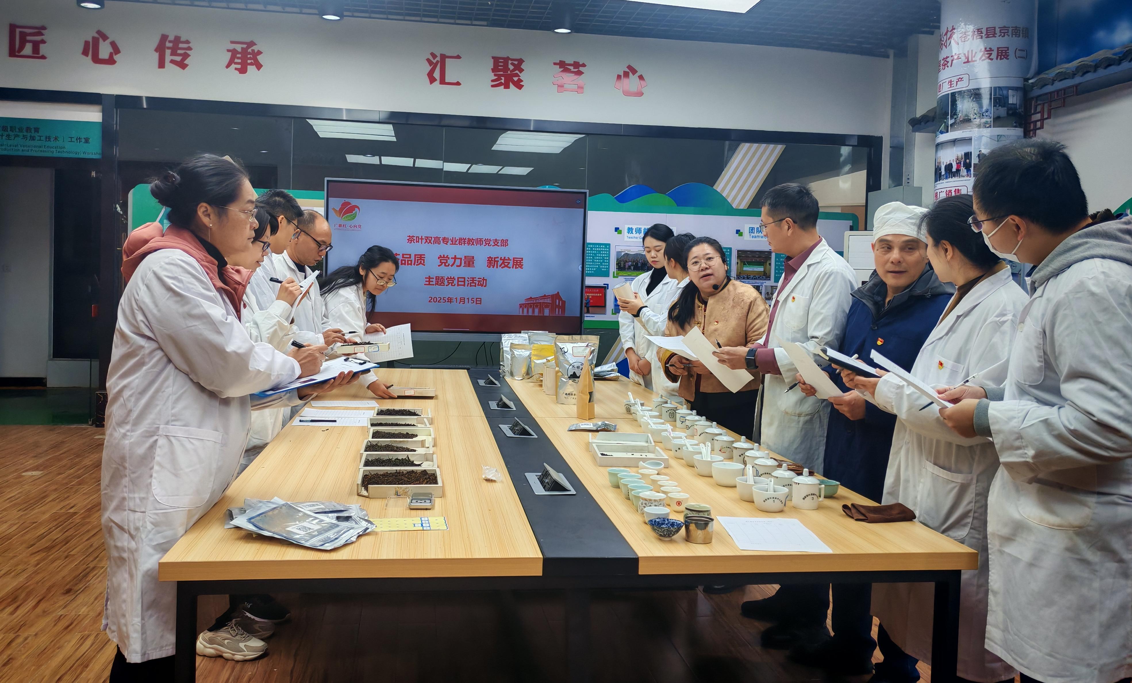 图1 主题党日活动现场 图1 主题党日活动现场