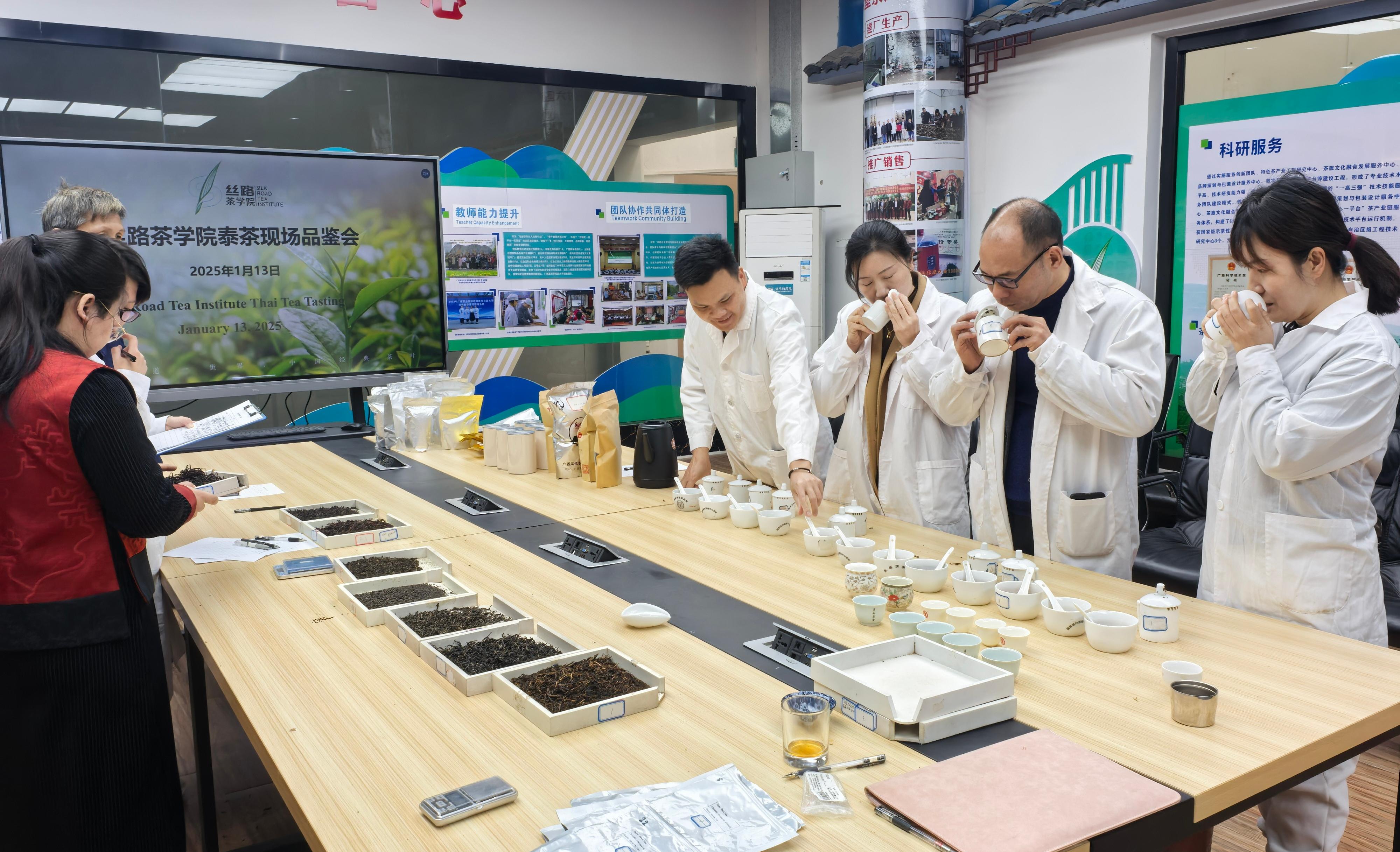 图2 “丝路茶学院”泰茶审评现场 图2 “丝路茶学院”泰茶审评现场