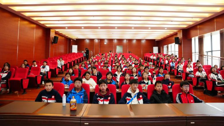 图42:宣讲团面向武定一中学生开展“中国历代绘画大系”宣讲服务 图42:宣讲团面向武定一中学生开展“中国历代绘画大系”宣讲服务