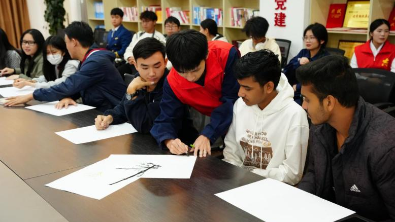 图41:宣讲团成员与国际留学生开展“中华文明突出特性的绘画表达”文化交流活动 图41:宣讲团成员与国际留学生开展“中华文明突出特性的绘画表达”文化交流活动