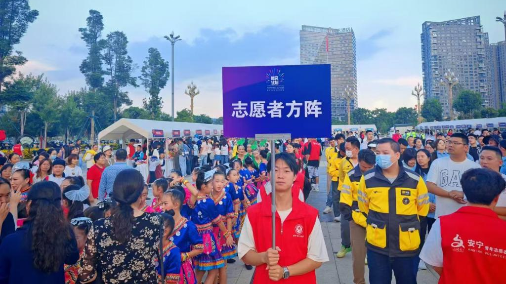 图28:学院青年志愿者服务队参加“能亮计划:寻找城市文明合伙人”公益集市义卖志愿服务活动 图28:学院青年志愿者服务队参加“能亮计划:寻找城市文明合伙人”公益集市义卖志愿服务活动