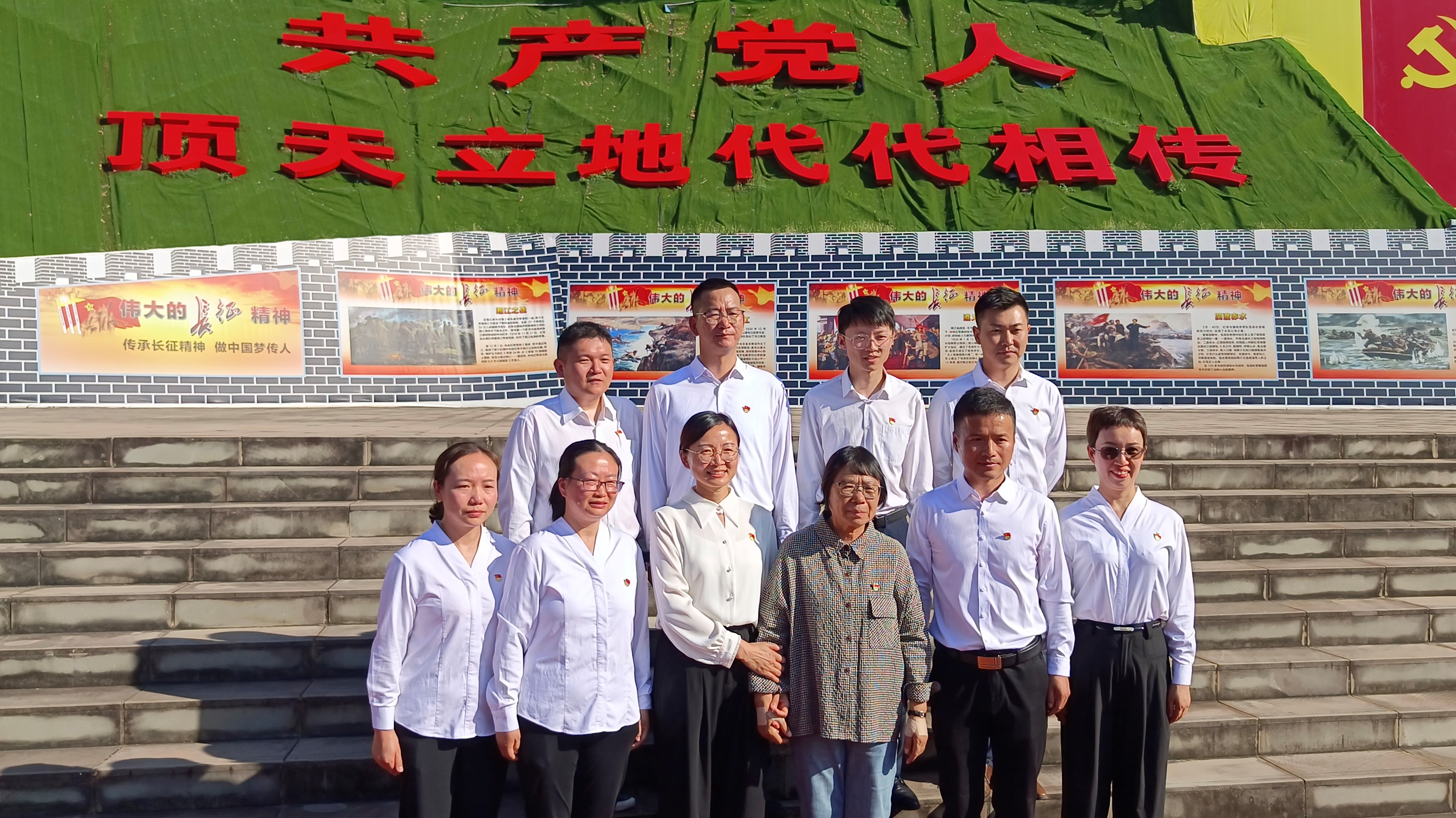 图3:学院党员教师与张桂梅老师合影 图3:学院党员教师与张桂梅老师合影