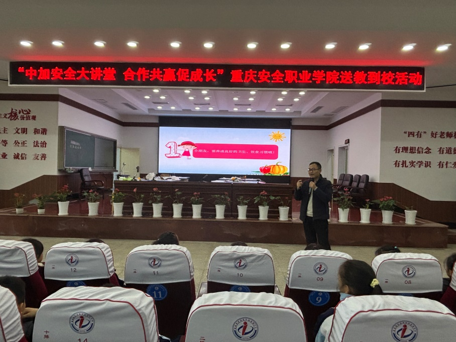 师生开展送教到校活动 师生开展送教到校活动