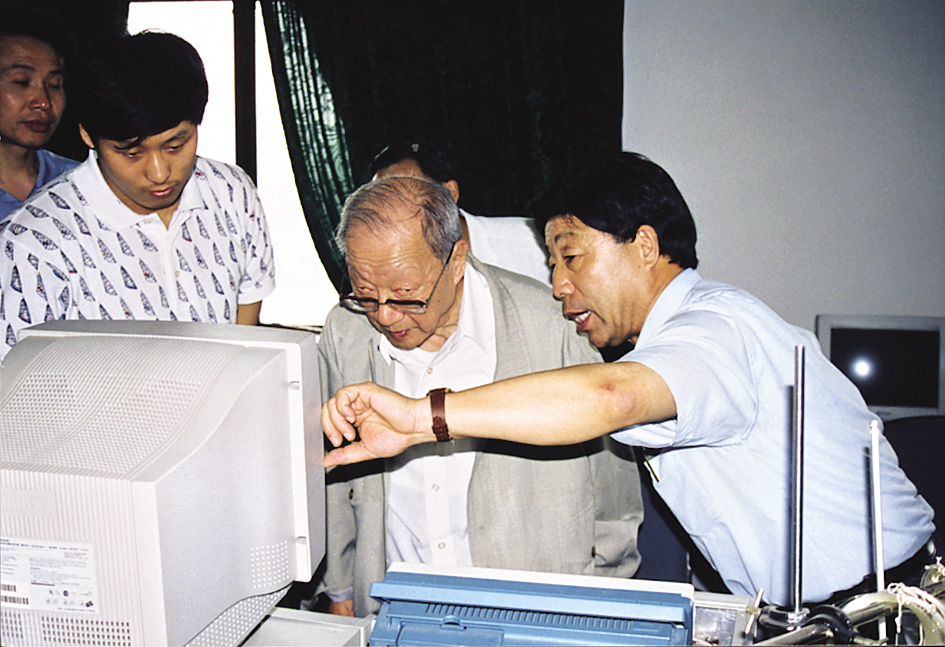 王大珩院士指导我校科研工作 王大珩院士指导我校科研工作