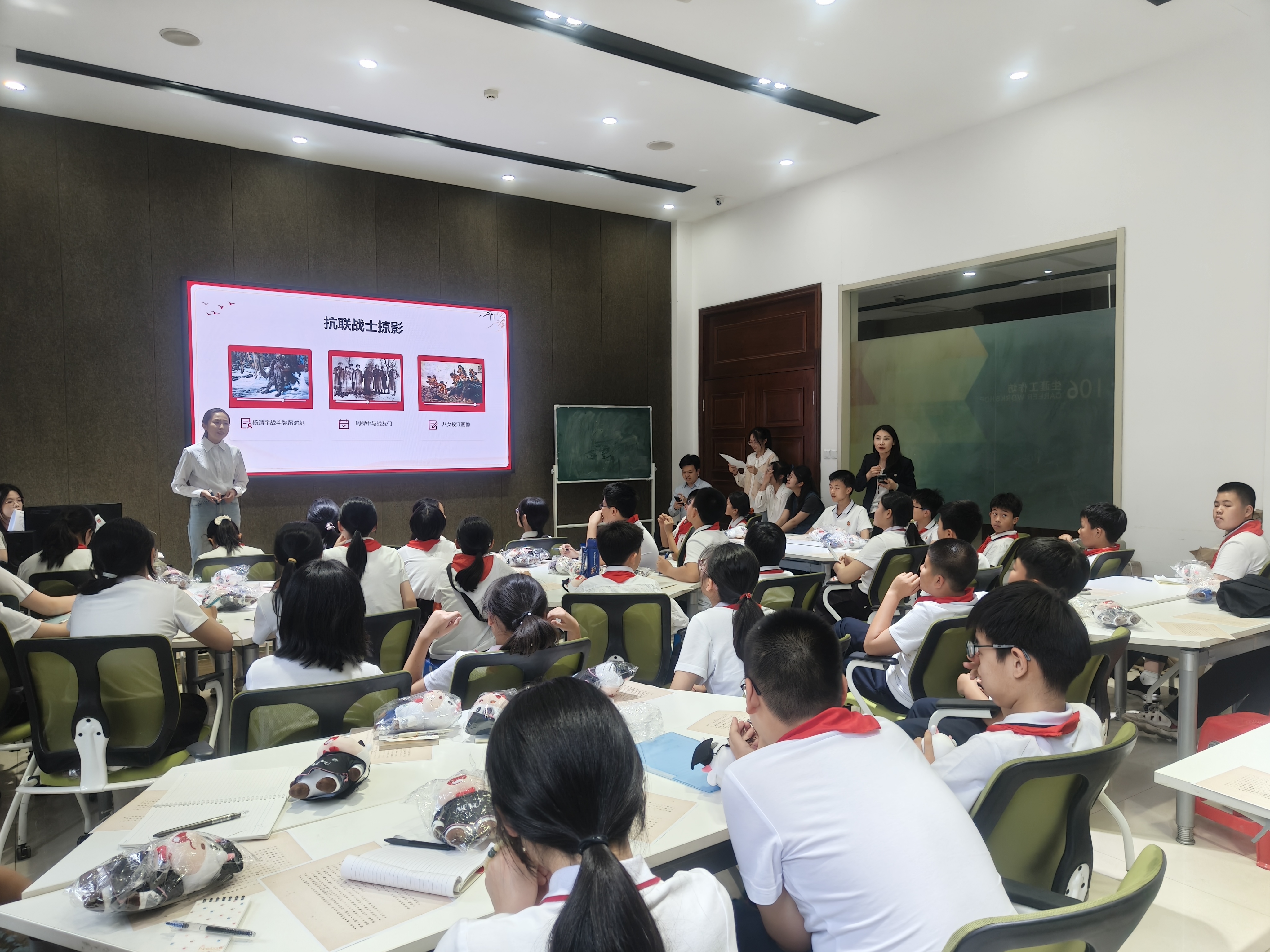 图2:志愿者朱馨冉宣讲第一篇章“聆听东北抗联故事,感悟东北抗联精神” 图2:志愿者朱馨冉宣讲第一篇章“聆听东北抗联故事,感悟东北抗联精神”