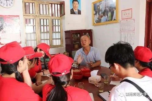 15-文旅学院“小火苗”志愿服务队与孙观发老人交谈_UUID11357 15-文旅学院“小火苗”志愿服务队与孙观发老人交谈_UUID11357
