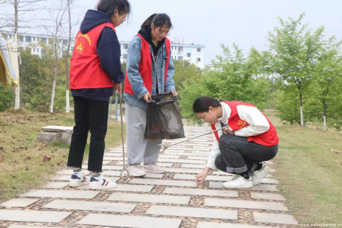 20-志愿者投入校园环境美化行动3_UUID11357 20-志愿者投入校园环境美化行动3_UUID11357