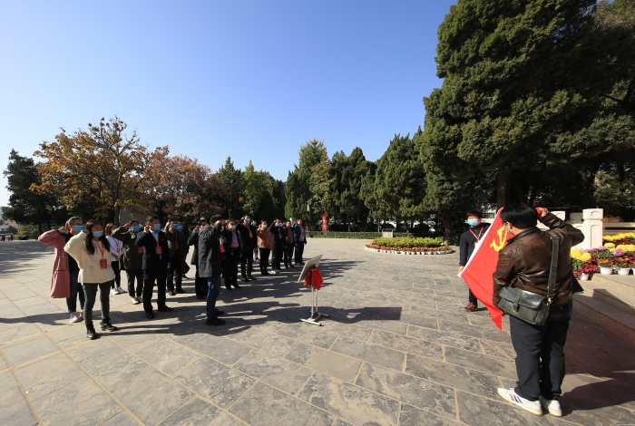 6. 学院师生党员在焦裕禄同志墓前重温入党誓词_UUID22668 6. 学院师生党员在焦裕禄同志墓前重温入党誓词_UUID22668