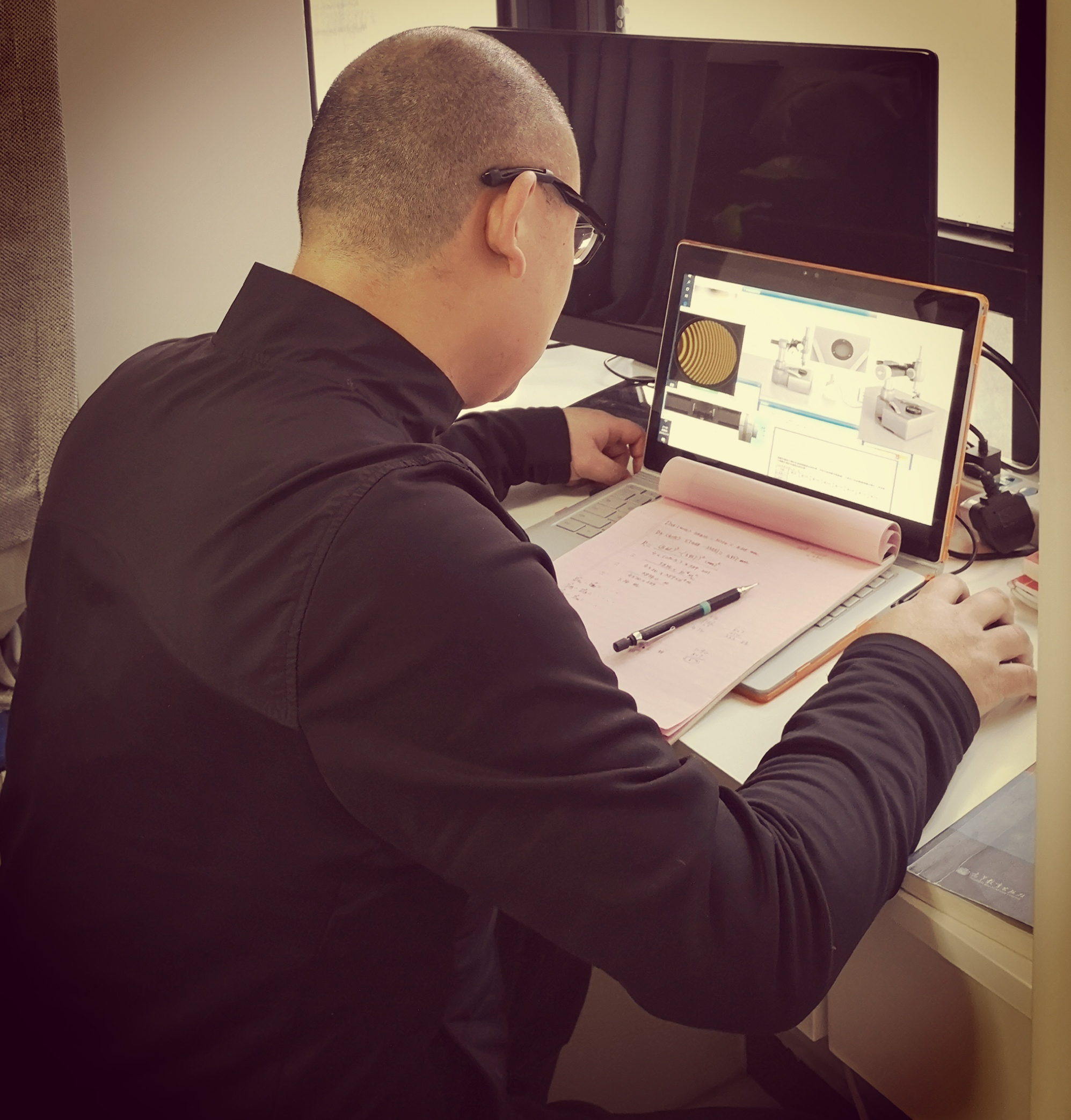 支部教师党员郭鹏进行线上教学的准备工作.jpg 支部教师党员郭鹏进行线上教学的准备工作.jpg