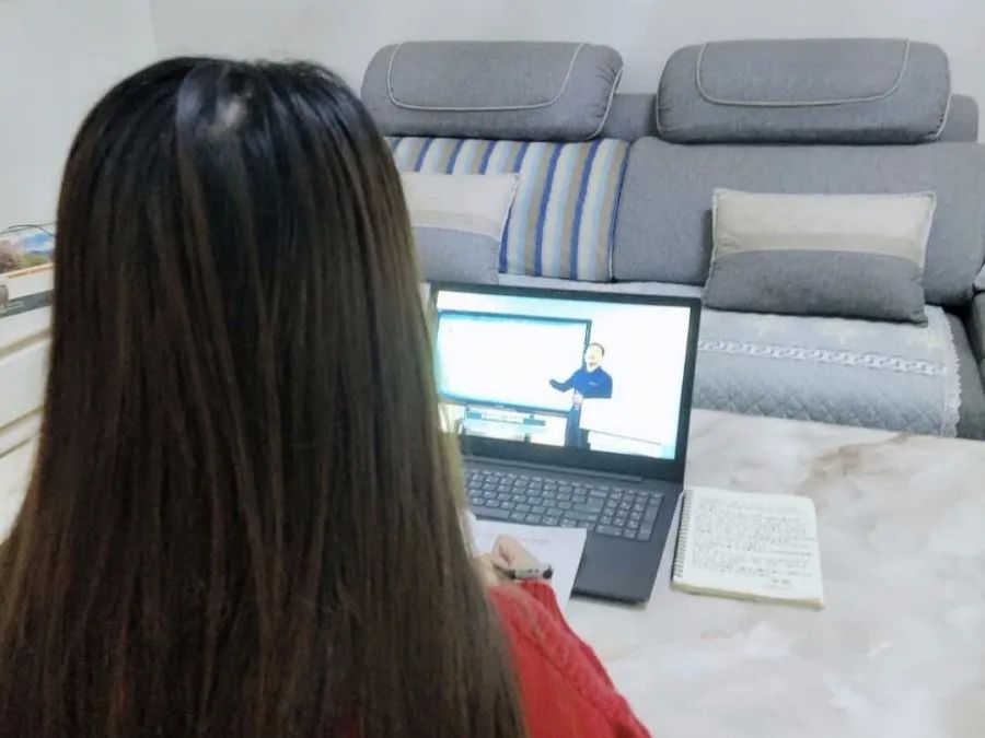 学生学习2.jpg 学生学习2.jpg