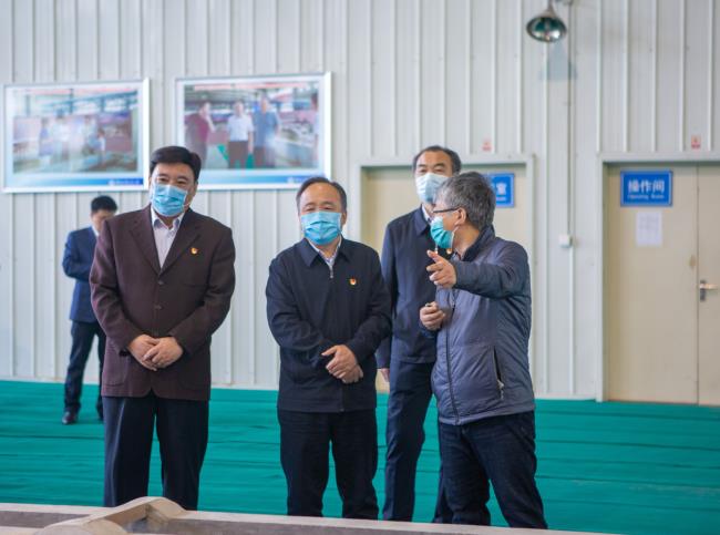 校党委书记王清义陪同尹书博一行考察水利水运及治河实验厅.jpg 校党委书记王清义陪同尹书博一行考察水利水运及治河实验厅.jpg