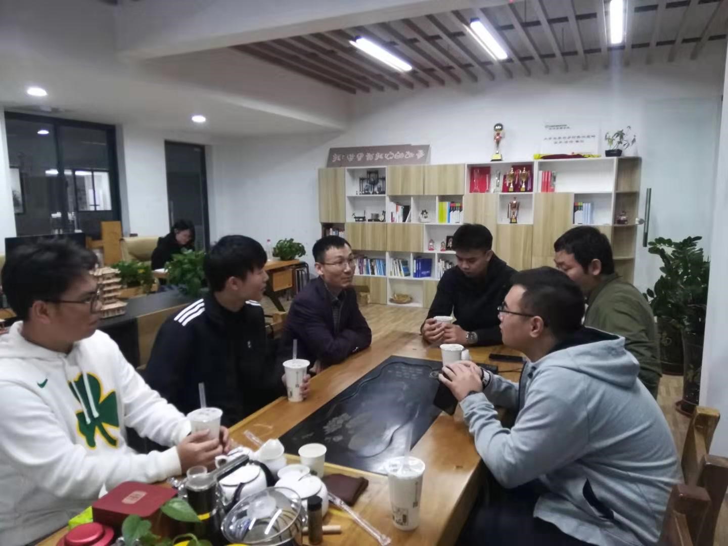 (a). 12月3日刘二涛、袁海洋与17电商和18电商学生代表交流.jpg (a). 12月3日刘二涛、袁海洋与17电商和18电商学生代表交流.jpg