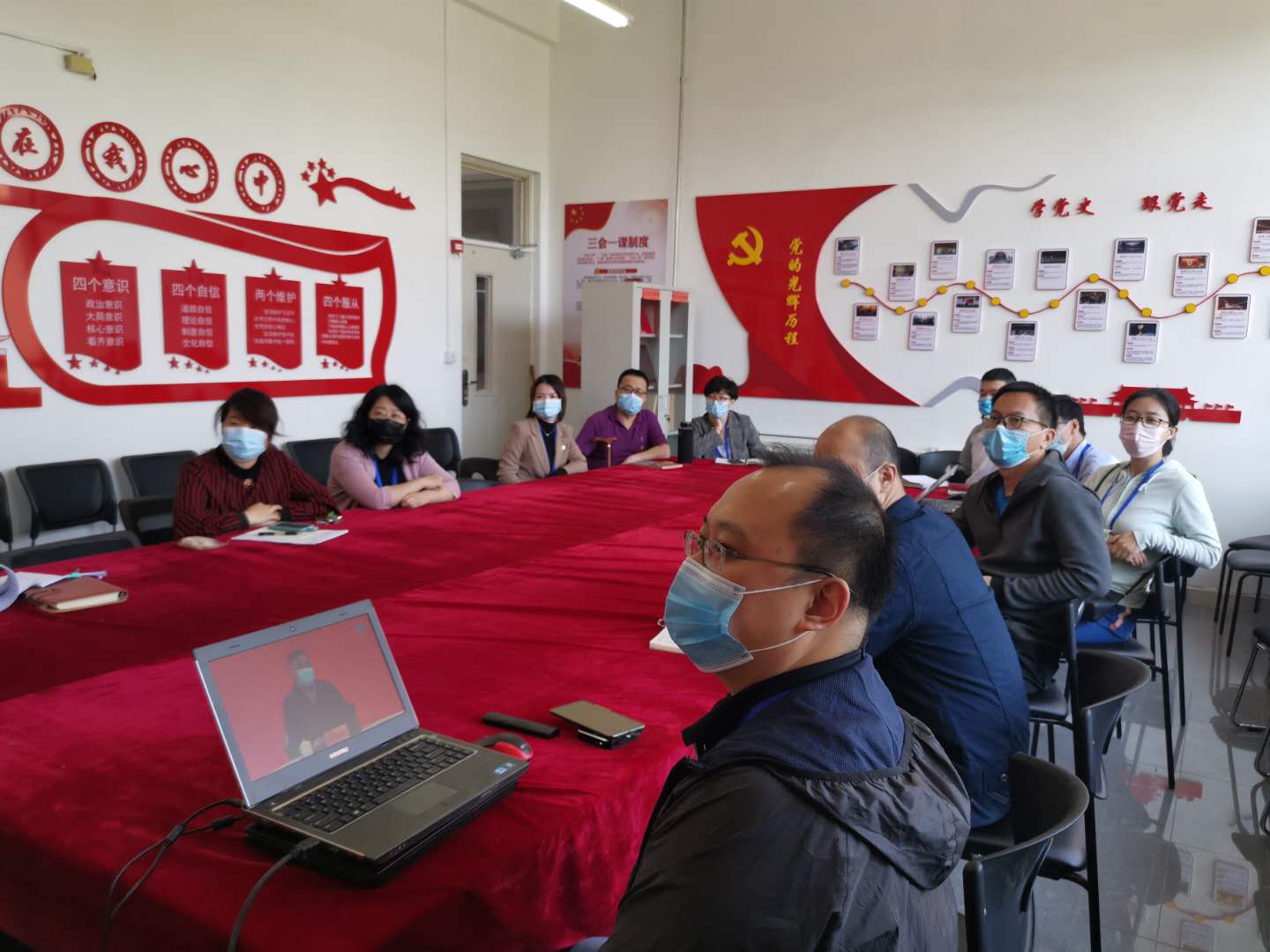 在校党员教师观看报告.jpg 在校党员教师观看报告.jpg