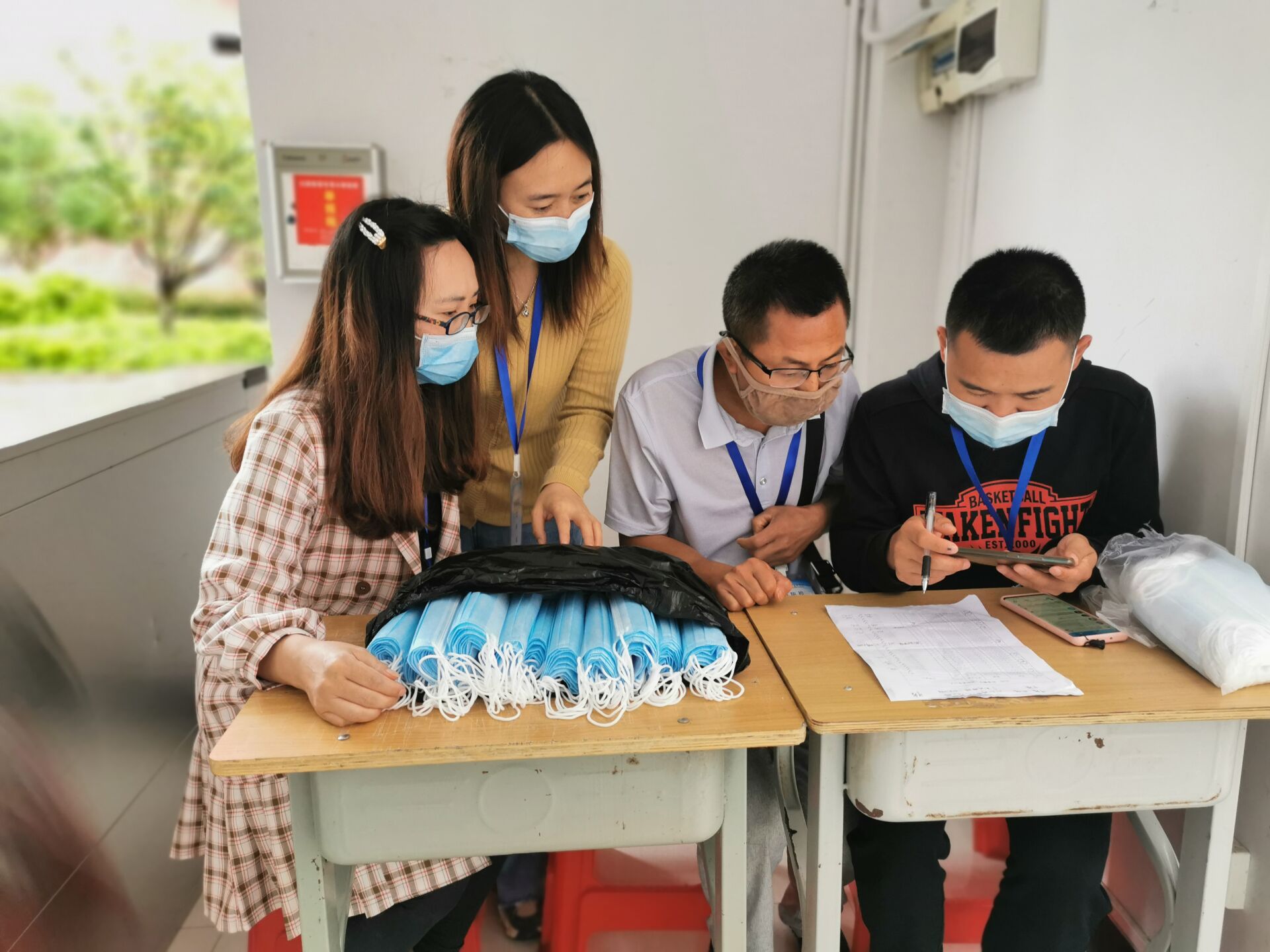 支部党员服务剪影.jpg 支部党员服务剪影.jpg