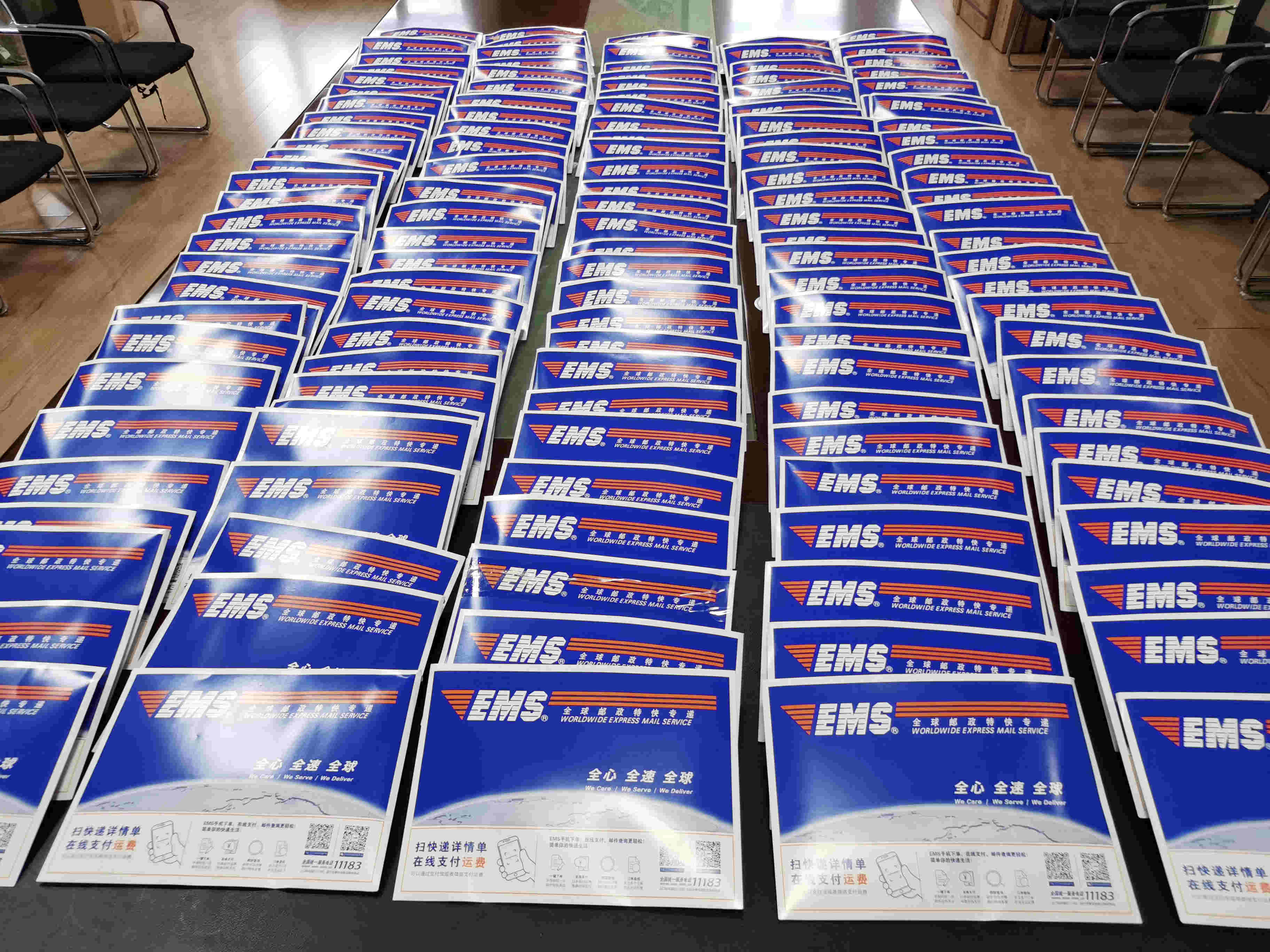 对爱心包裹逐一核对邮寄地址.jpg 对爱心包裹逐一核对邮寄地址.jpg