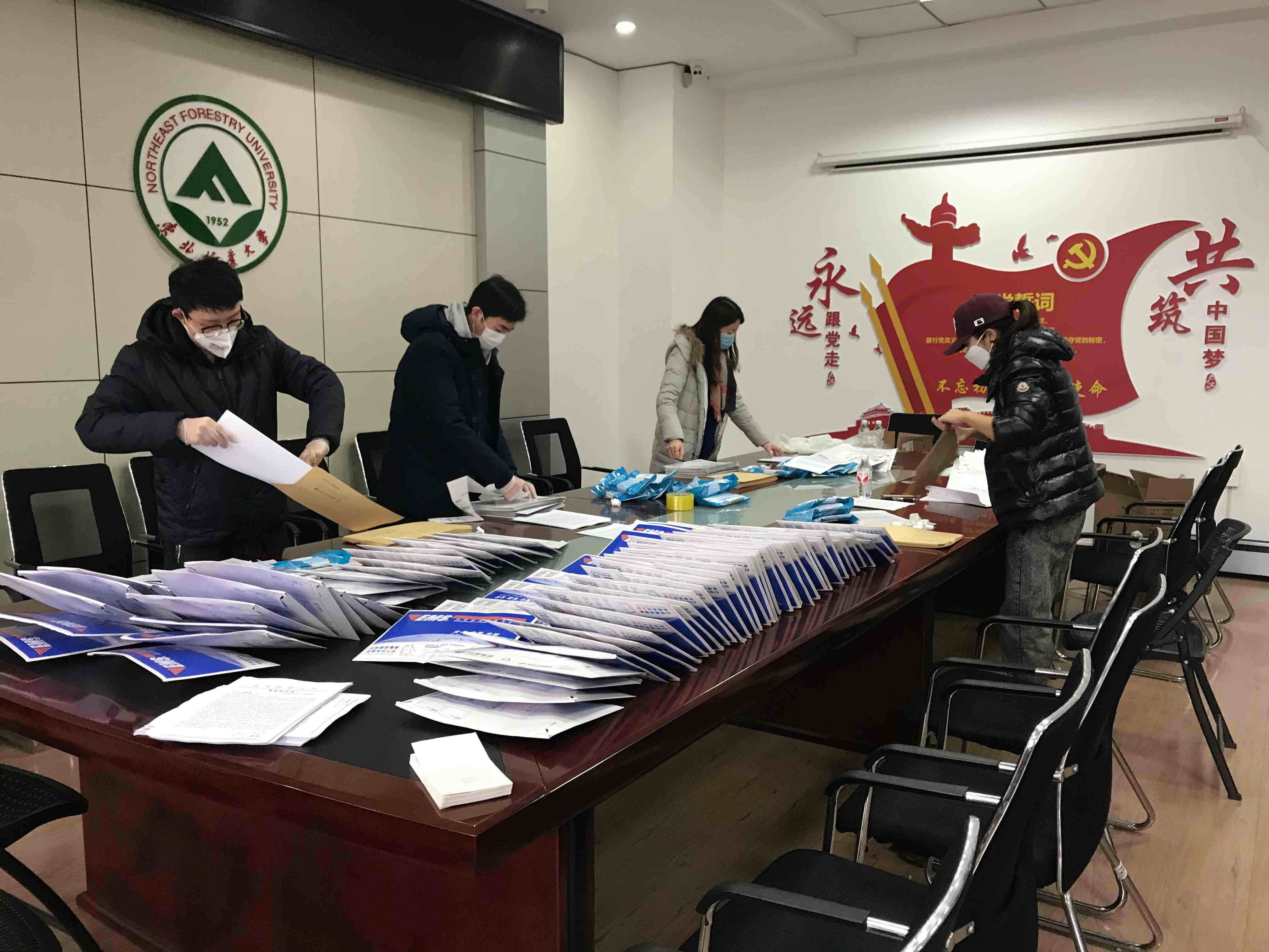 各学院学工干部装寄爱心口罩和慰问信件.jpg 各学院学工干部装寄爱心口罩和慰问信件.jpg