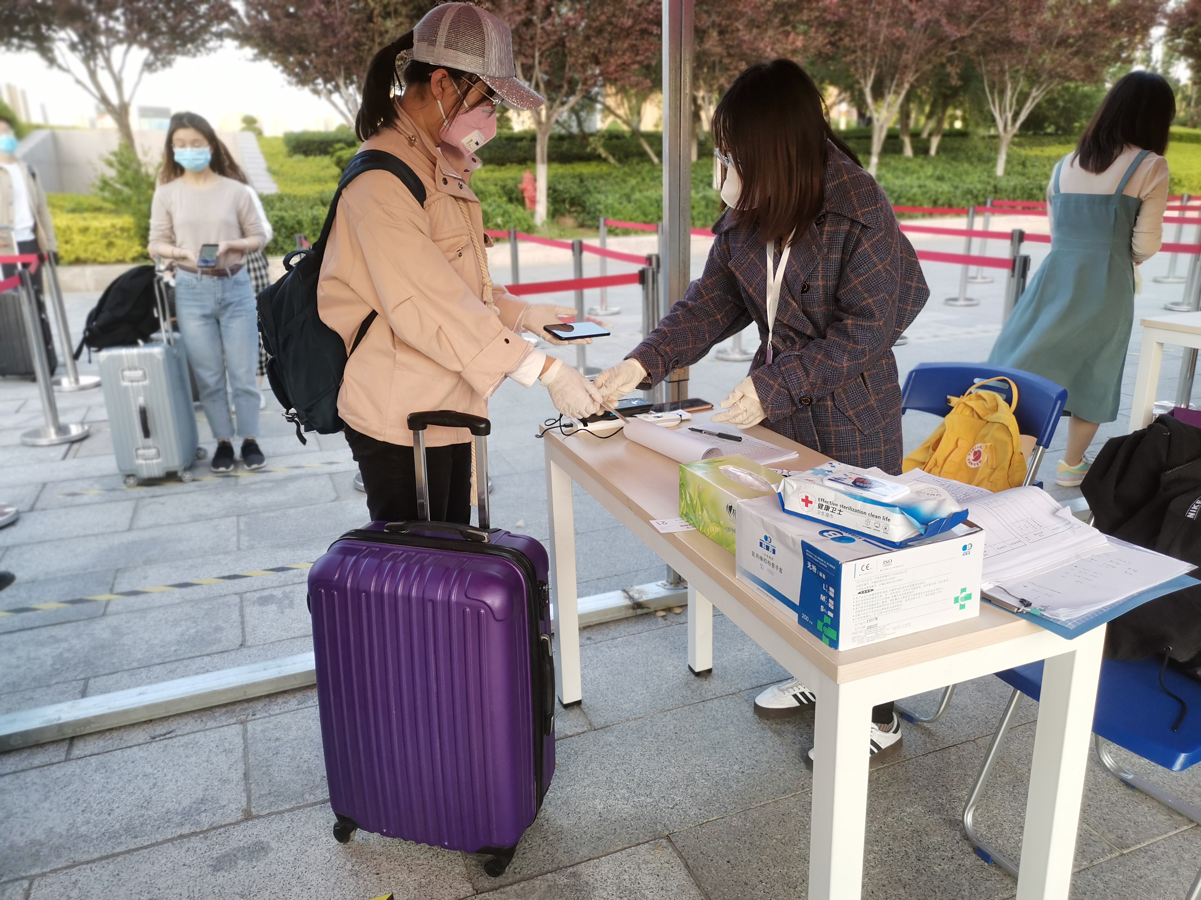 2.接站-核验登记、体温检测 .jpeg 2.接站-核验登记、体温检测 .jpeg