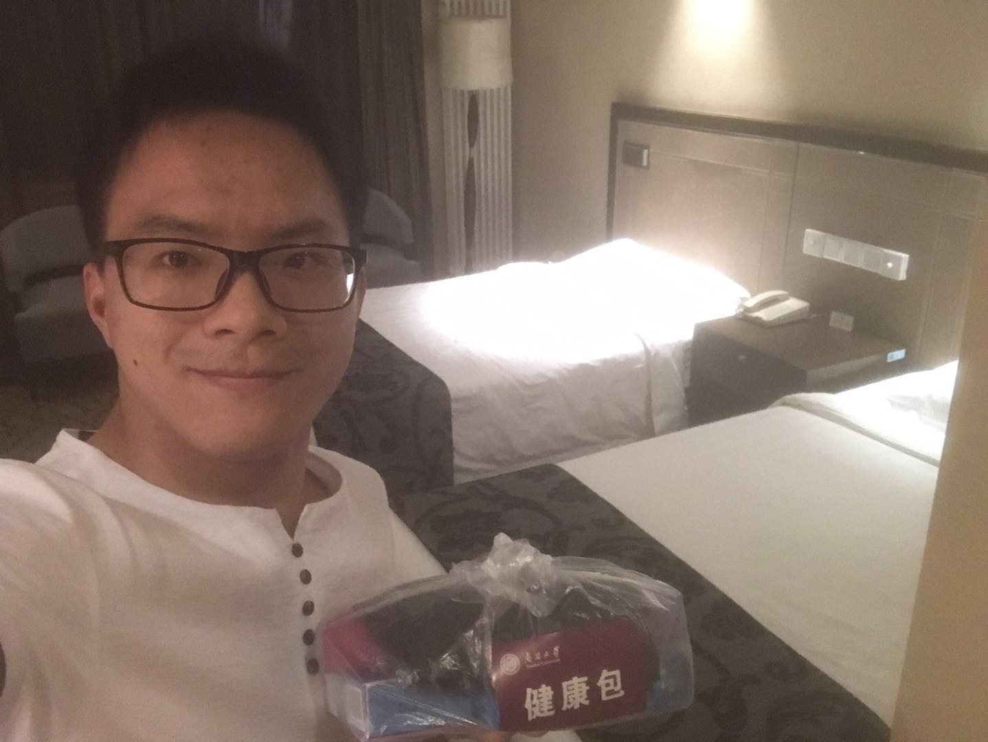 13.2017级化学工程硕士生魏炯入住明珠园.jpeg 13.2017级化学工程硕士生魏炯入住明珠园.jpeg