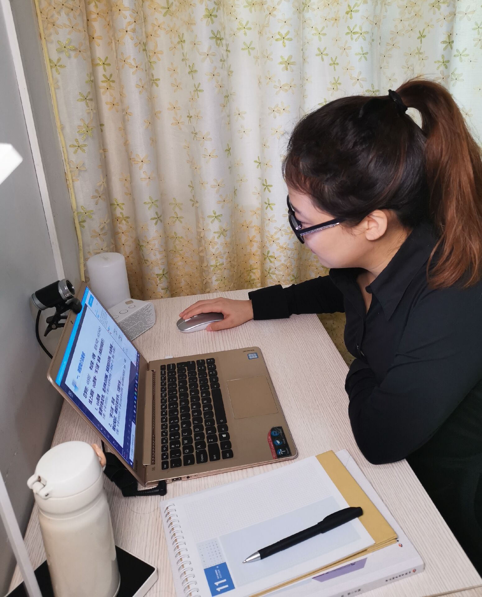 崔娜教师进行线上教学.jpg 崔娜教师进行线上教学.jpg