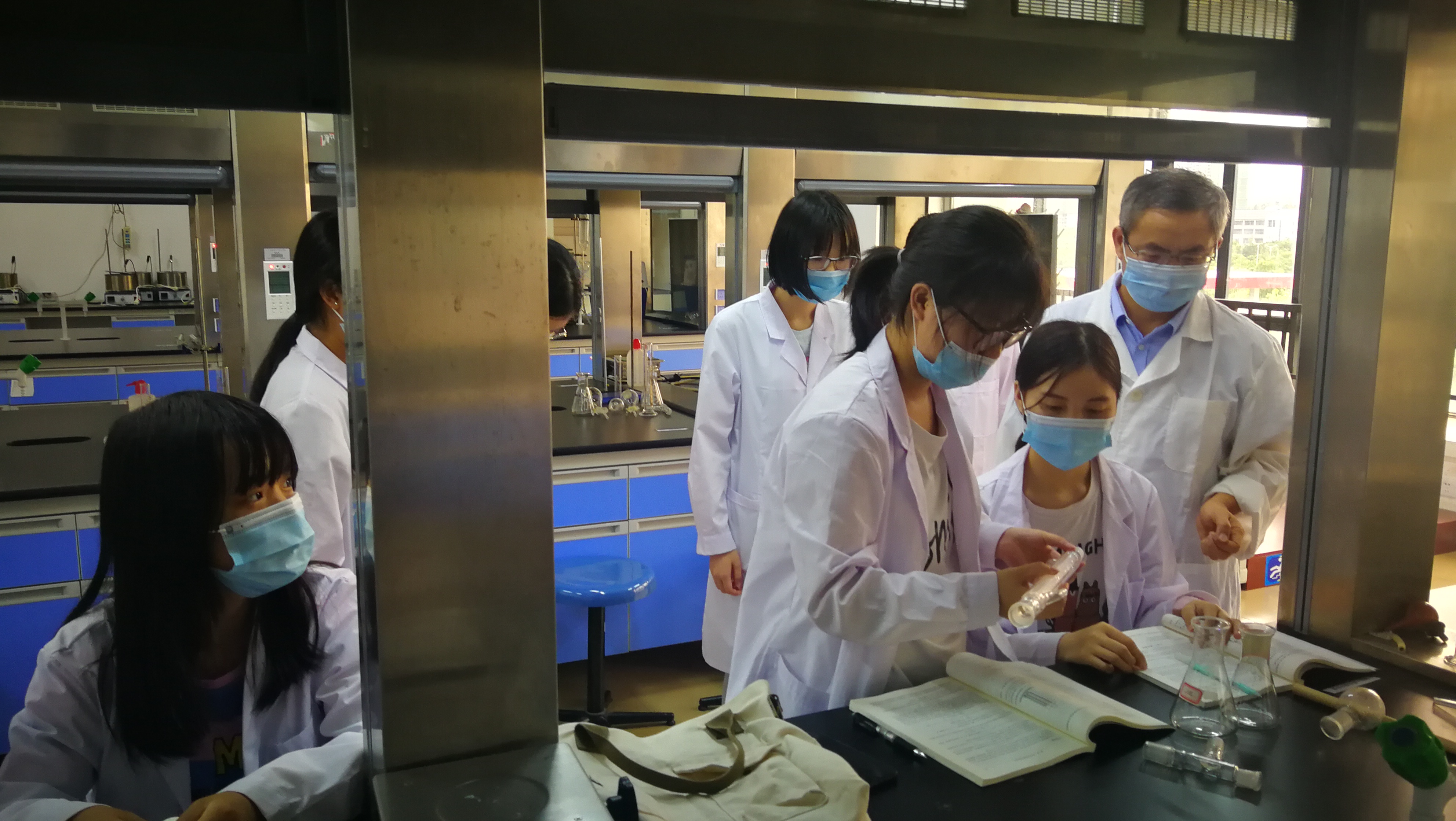 蒙伦书老师为学生进行有机化学实验指导.jpg 蒙伦书老师为学生进行有机化学实验指导.jpg