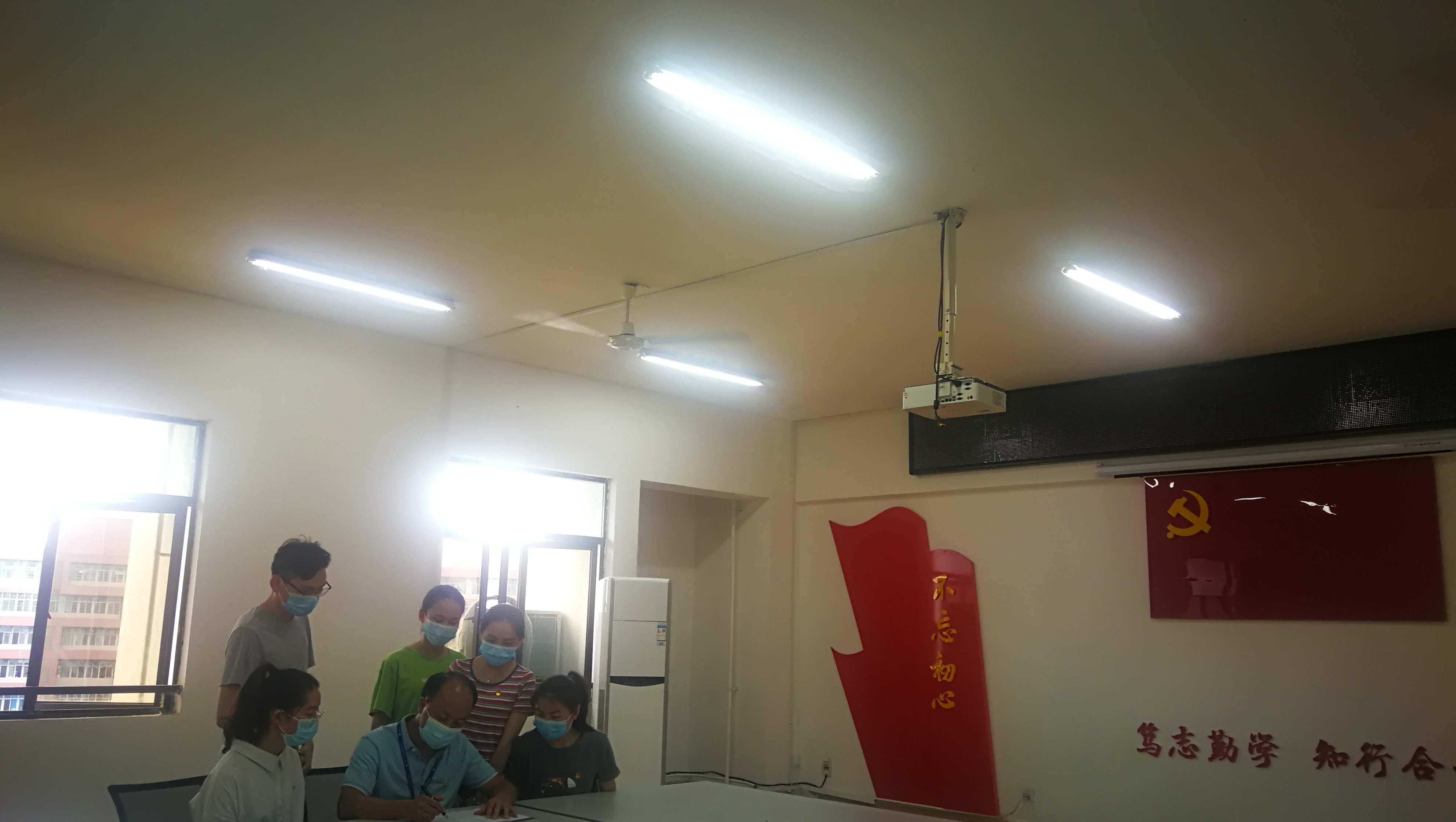 文海燕老师为中国“互联网+”创新创业项目指导.jpg 文海燕老师为中国“互联网+”创新创业项目指导.jpg