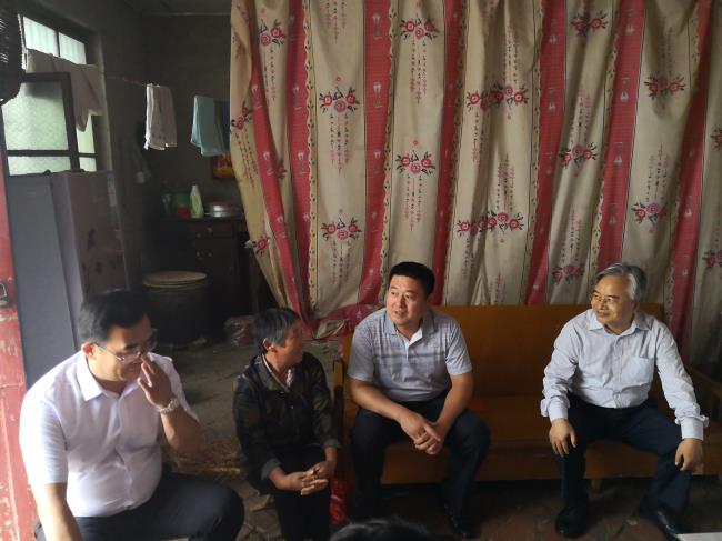 副校长施进发一行走访慰问建档立卡贫困户.jpg 副校长施进发一行走访慰问建档立卡贫困户.jpg