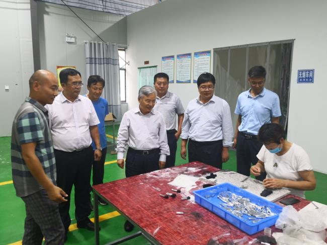副校长施进发一行查看生产项目.jpg 副校长施进发一行查看生产项目.jpg