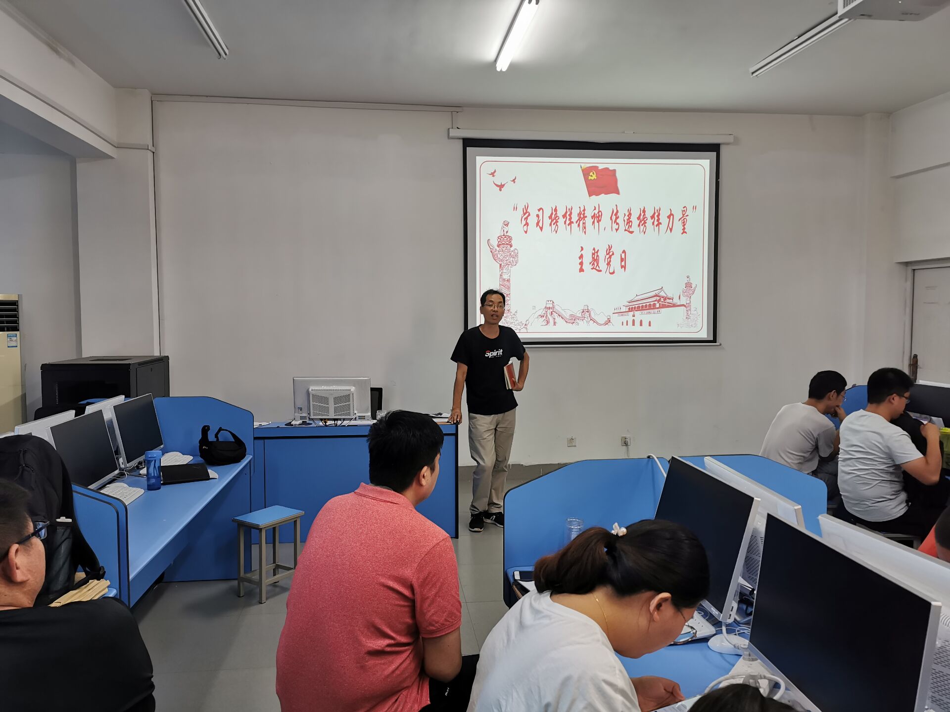 张讲.jpg 张讲.jpg