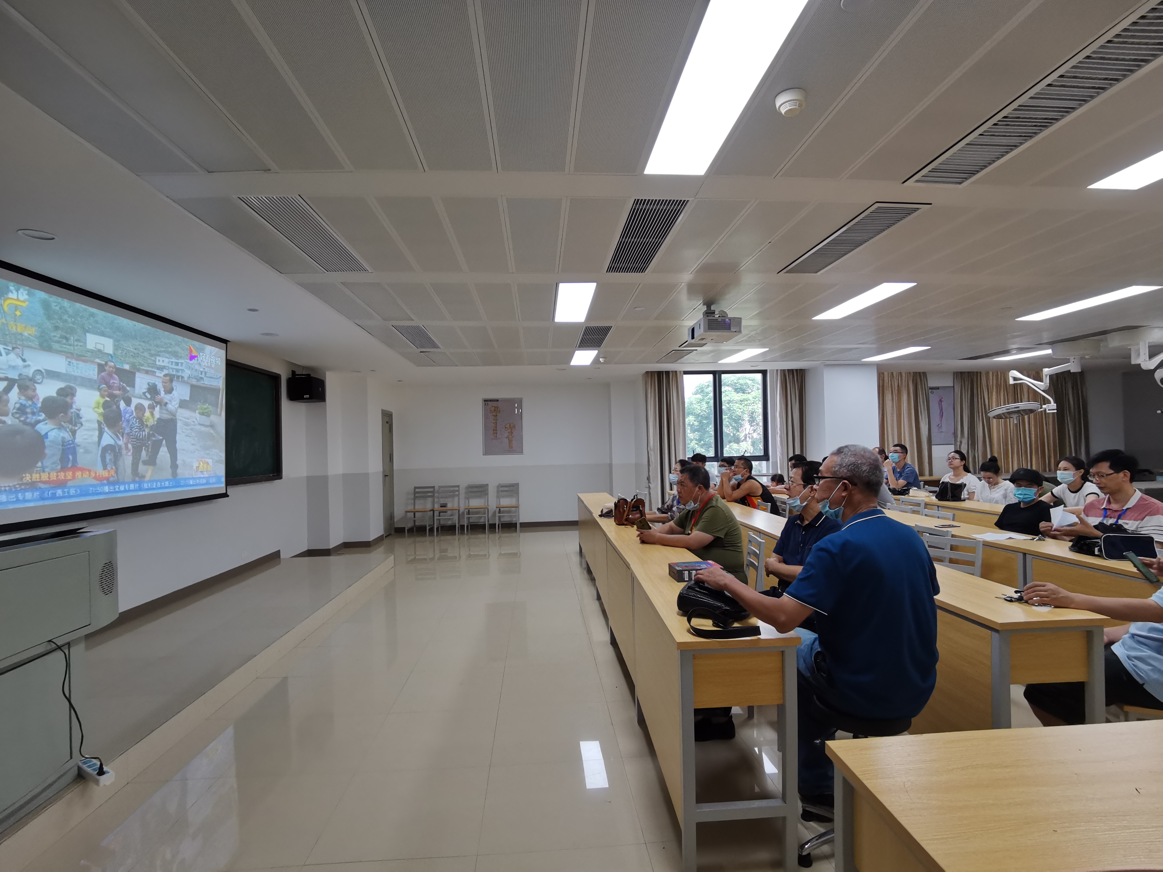 观看黄景教报道视频.jpg 观看黄景教报道视频.jpg